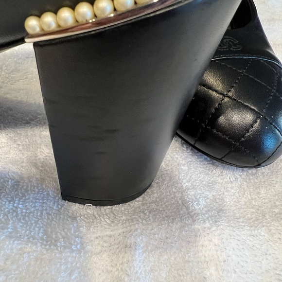 🔥🔥CHANEL🔥🔥 Gorgeous Black Lambskin Heels - Picture 12 of 16